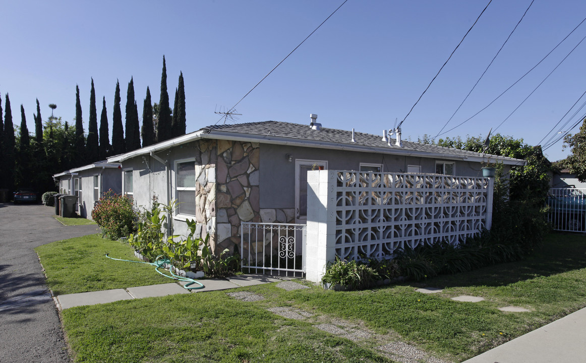 2348-2358 W Roberta Ave in Fullerton, CA - Building Photo