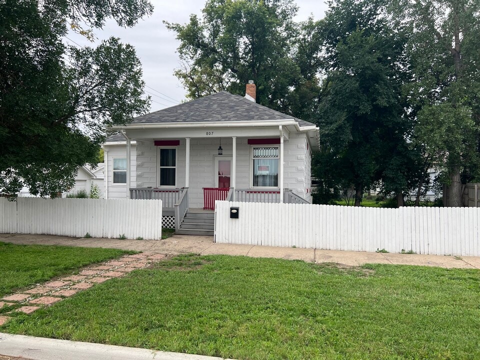 807 1st St SW in Mandan, ND - Building Photo