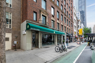 40 W 55th St in New York, NY - Foto de edificio - Building Photo