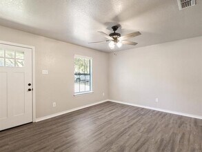 527 W Heard St in Cleburne, TX - Building Photo - Building Photo