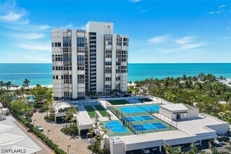 4051 Gulf Shore Blvd N in Naples, FL - Foto de edificio - Building Photo