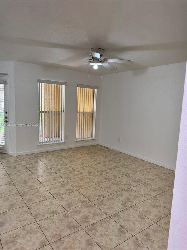 977 Riverside Dr in Coral Springs, FL - Building Photo - Building Photo