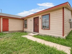 5846 Elm Valley Dr, Unit 3 in San Antonio, TX - Building Photo