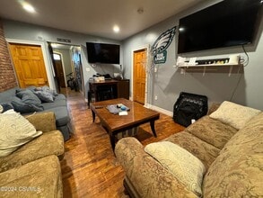 13 E 3rd St, Unit Room 1 in Bloomsburg, PA - Foto de edificio - Building Photo