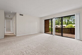 500 Umstead Dr in Chapel Hill, NC - Foto de edificio - Building Photo