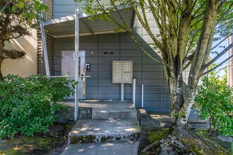 2731 Boylston Ave E, Unit 300 in Seattle, WA - Building Photo - Building Photo