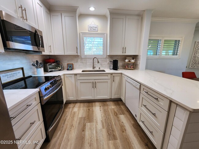 1800 The Greens Way in Jacksonville Beach, FL - Building Photo - Building Photo