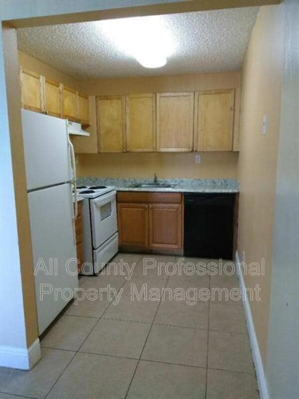 1205 Meadows Cir in Boynton Beach, FL - Building Photo - Building Photo