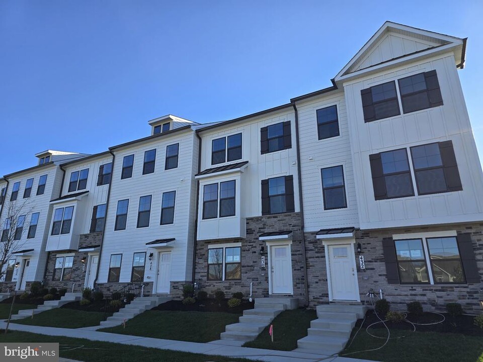 430 Herringbone Wy in Frederick, MD - Foto de edificio