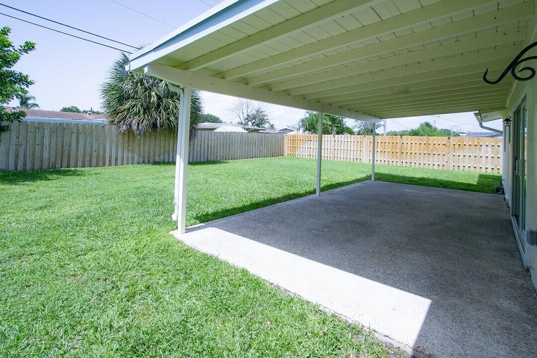 214 SW 3rd St in Boca Raton, FL - Building Photo