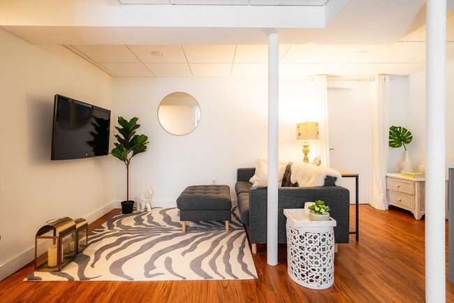 31 Mapleton St, Unit 1 in Boston, MA - Foto de edificio - Building Photo