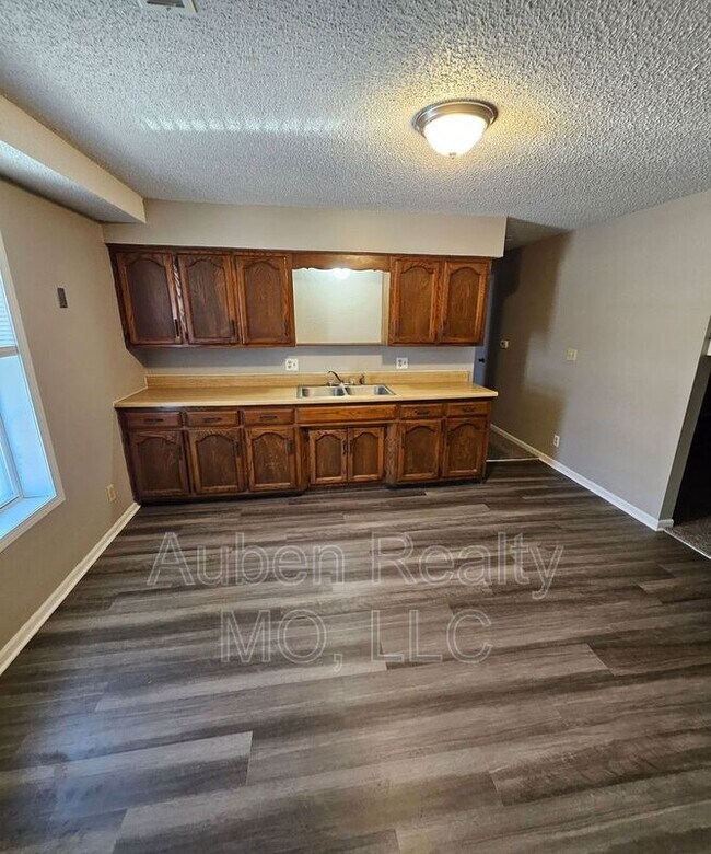 11757 Wood Oak Ave in Richmond, MO - Building Photo - Building Photo