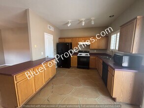 5389 N Willow Thicket Way in Tucson, AZ - Foto de edificio - Building Photo