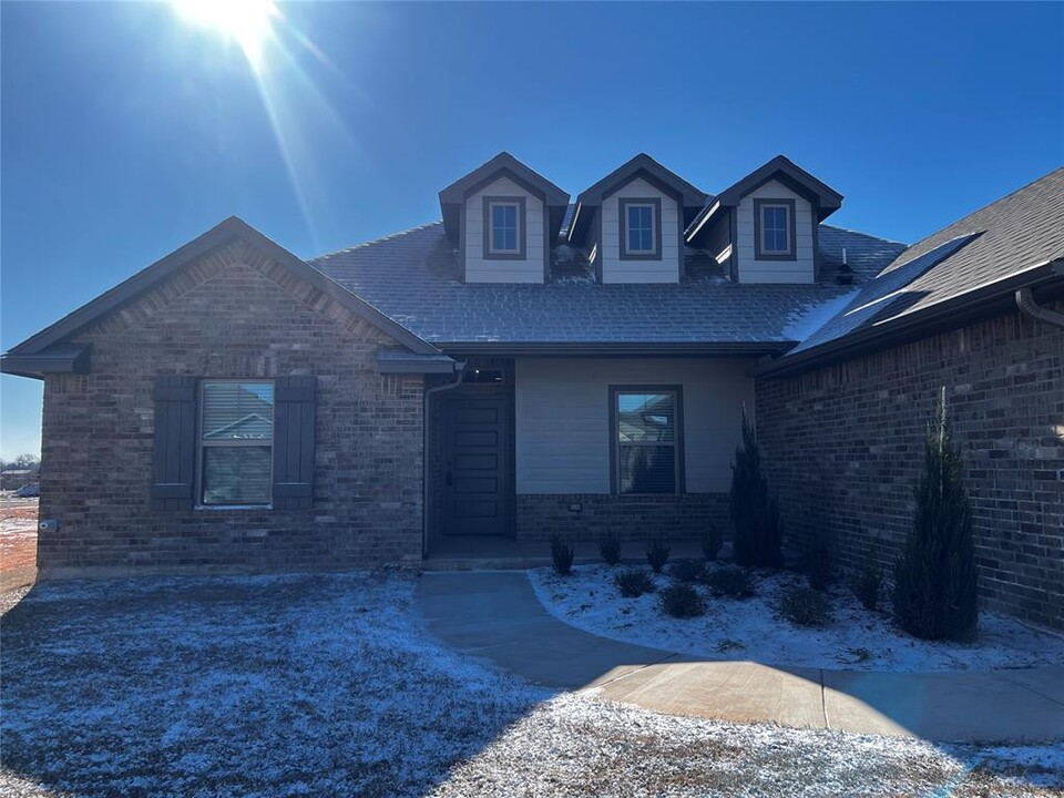 2024 W Flintlock Wy in Mustang, OK - Building Photo