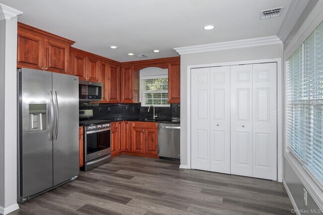 145 Horizon View Dr in Farmingville, NY - Building Photo - Building Photo