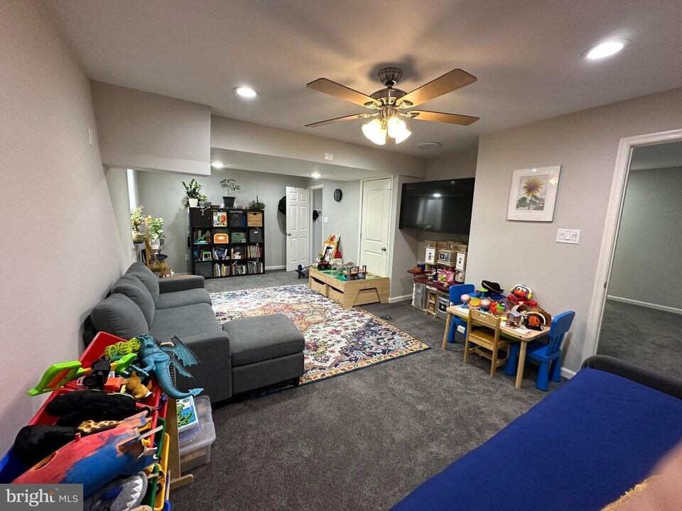 13216 CHESTNUT OAK Dr in Gaithersburg, MD - Building Photo