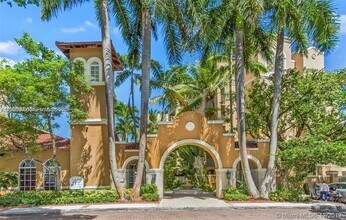 19655 E Country Club Dr in Miami, FL - Building Photo - Building Photo