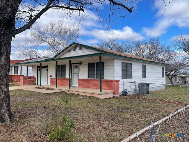 1005 Phil Ave in Copperas Cove, TX - Foto de edificio - Building Photo