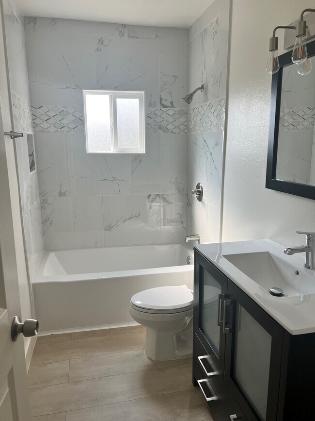 MOVE IN SPECIAL $500 off first month in Long Beach, CA - Foto de edificio - Building Photo