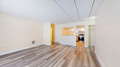 Worcester Street Apartments in Southbridge, MA - Foto de edificio - Building Photo