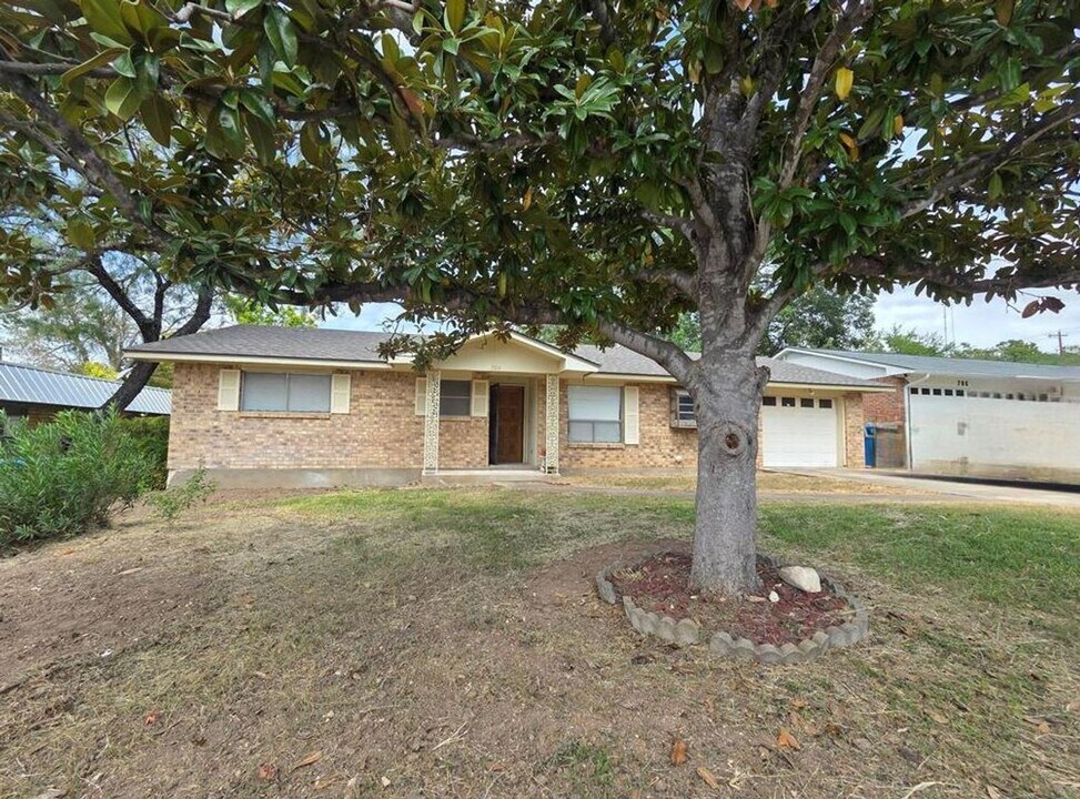 704 Arrow Ln in Kerrville, TX - Building Photo