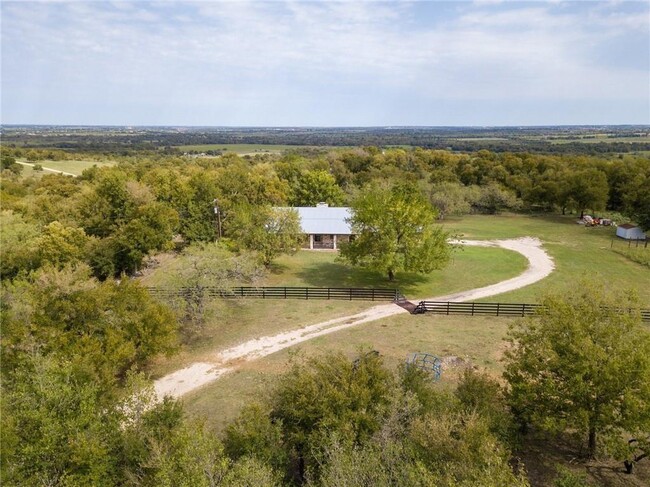 10511 Hibbs Ln in Manor, TX - Foto de edificio - Building Photo