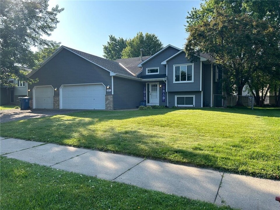 1871 Waterford Ln in Chaska, MN - Building Photo