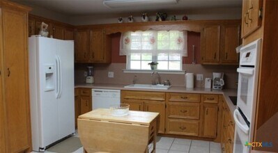 182 Oak Terrace in Seguin, TX - Building Photo - Building Photo