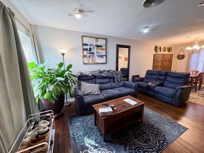 1311 W Lovers Ln in Arlington, TX - Building Photo - Building Photo