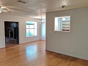 7011 Whispering Oaks Dr in Austin, TX - Building Photo - Building Photo