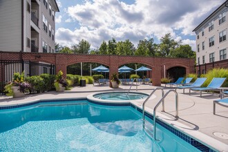 The Cosmopolitan at Lorton Station in Lorton, VA - Foto de edificio - Building Photo