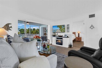 1100 Little Neck Ct in Naples, FL - Building Photo - Building Photo