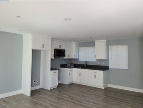 1635 E 81st St in Los Angeles, CA - Building Photo - Building Photo