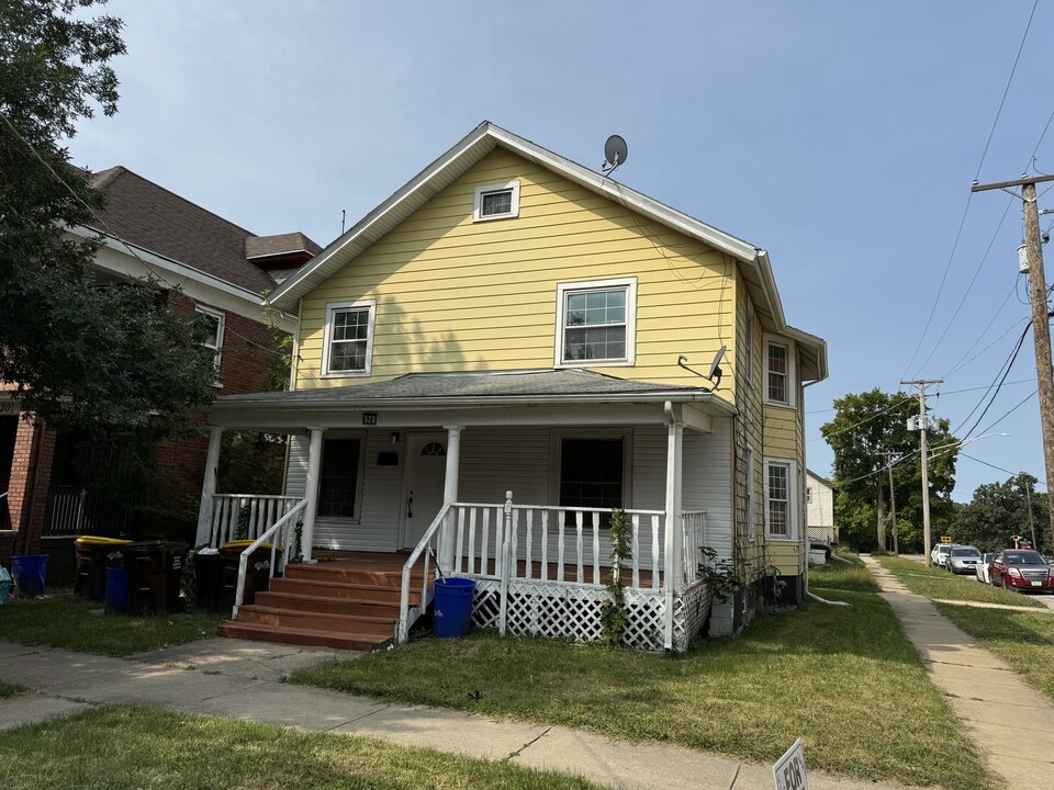 528 N Horsman St in Rockford, IL - Foto de edificio