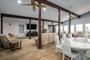 Silver Oaks Villas in New Braunfels, TX - Building Photo