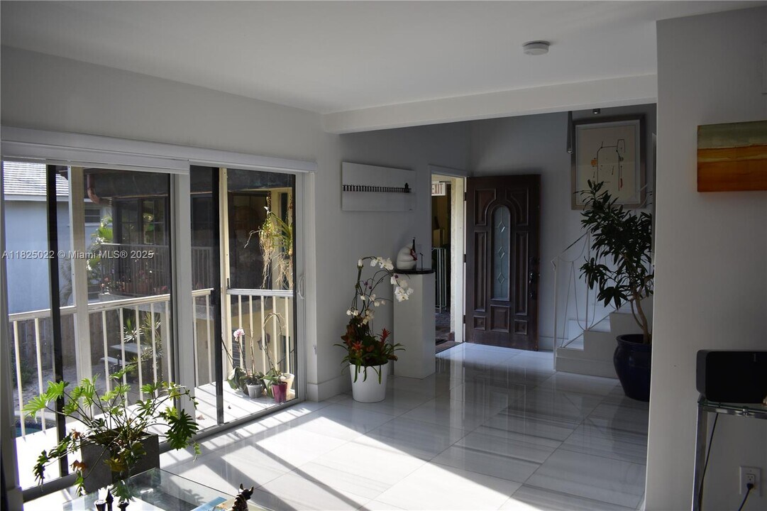 230 Sunrise Dr, Unit 11 in Key Biscayne, FL - Building Photo