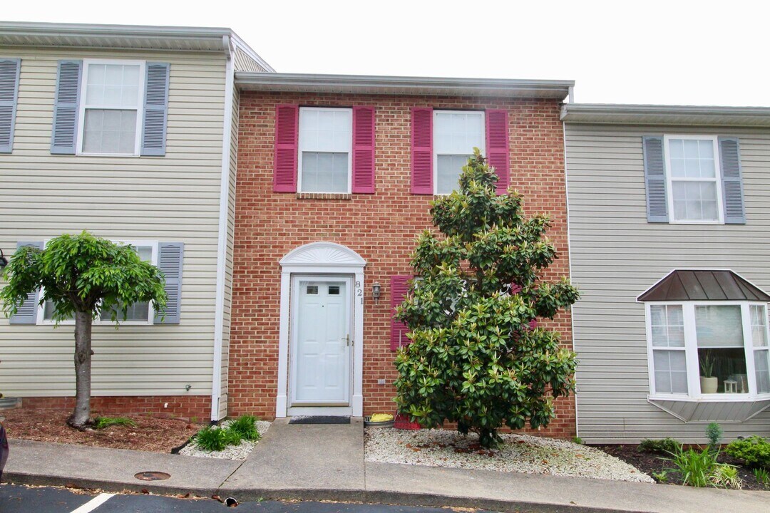 821 Northfield Ct in Harrisonburg, VA - Building Photo