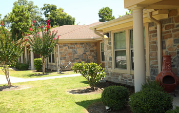 Huntington Beaumont in Beaumont, TX - Foto de edificio - Building Photo