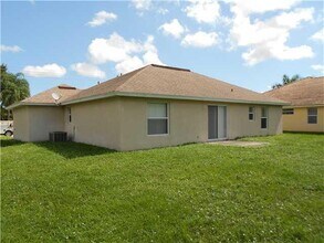 2112 SW Burlington St in Port St. Lucie, FL - Foto de edificio - Building Photo