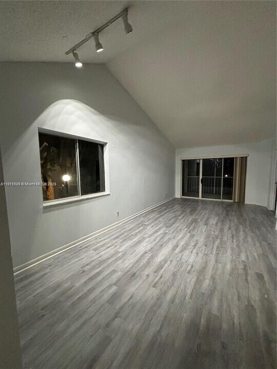 9081 SW 138th Pl in Miami, FL - Building Photo