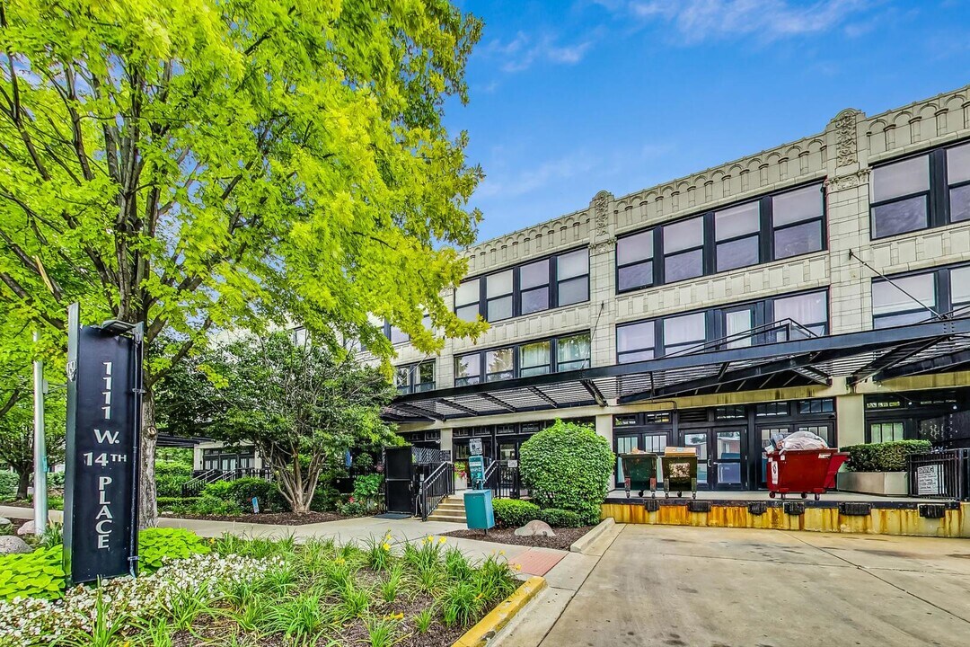 1111 W 14th Plz, Unit 328 in Chicago, IL - Foto de edificio