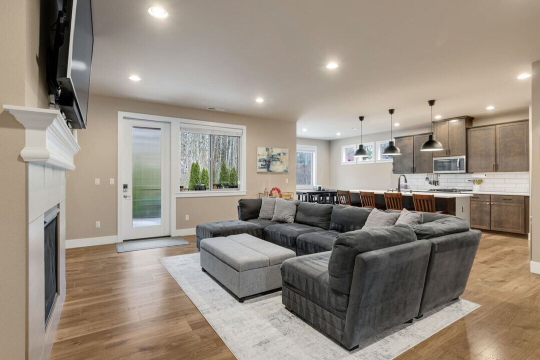 868 Chelan Ave NE in Renton, WA - Foto de edificio