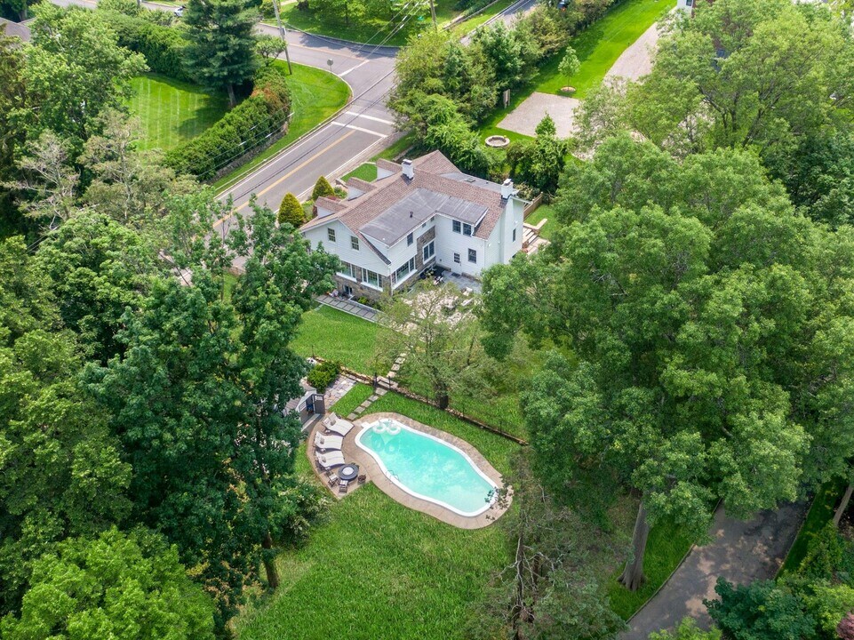 46 Griffen Ave in Scarsdale, NY - Building Photo