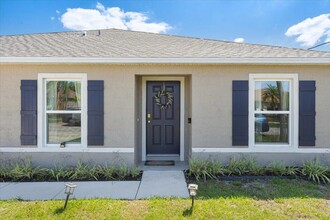 131 NW Curtis St in Port St. Lucie, FL - Foto de edificio - Building Photo