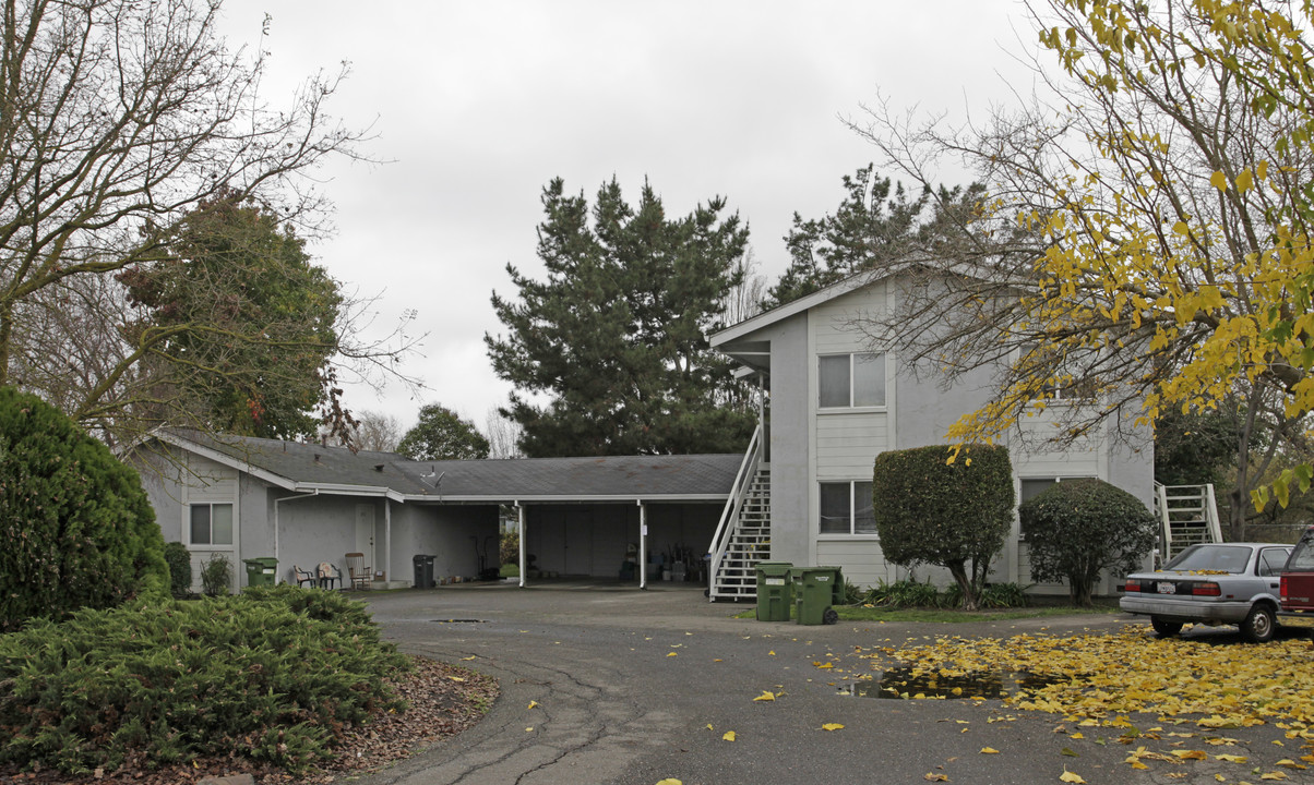 851 Madison St in Petaluma, CA - Building Photo