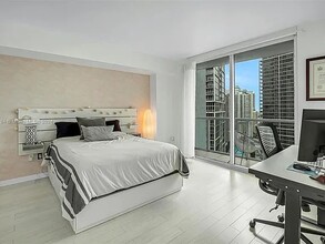 500 Brickell Ave, Unit 2108 in Miami, FL - Foto de edificio - Building Photo