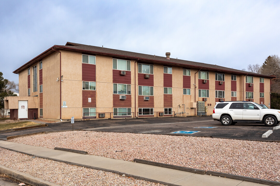 Crestmoor Apartments in Colorado Springs, CO - Foto de edificio