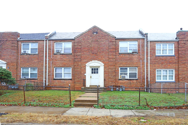 1217 Raum St NE in Washington, DC - Foto de edificio - Building Photo