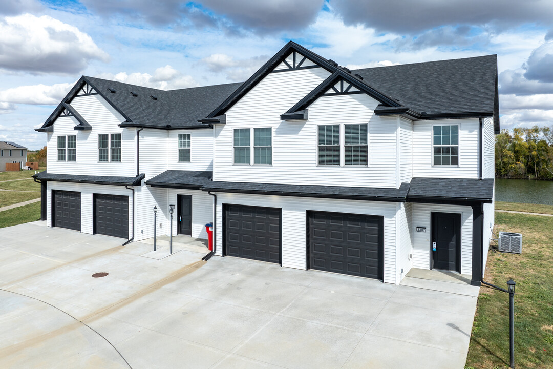 Stoneway Townhome Garage Included in Champaign, IL - Foto de edificio