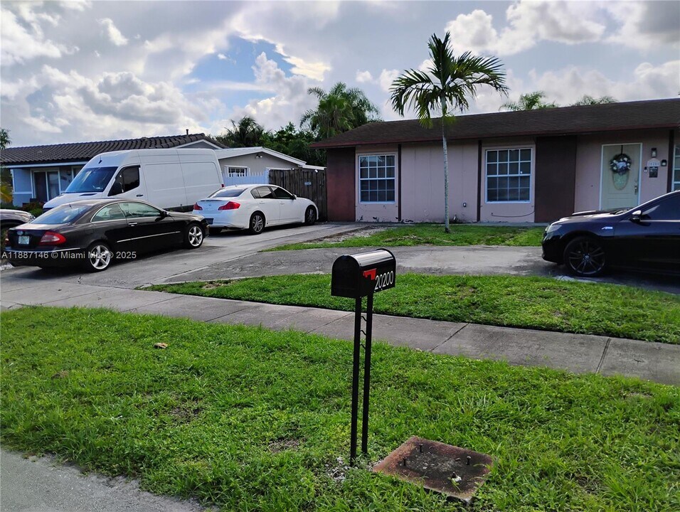 20200 NW 33rd Ave in Miami Gardens, FL - Building Photo